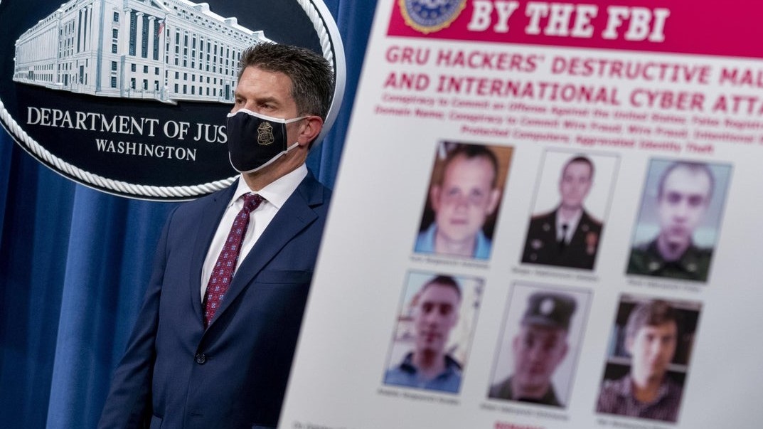 مجموعة من قراصنة السايبر الوس المطاردين لمكتب التحقيقات الاميركي (إف بي آي)