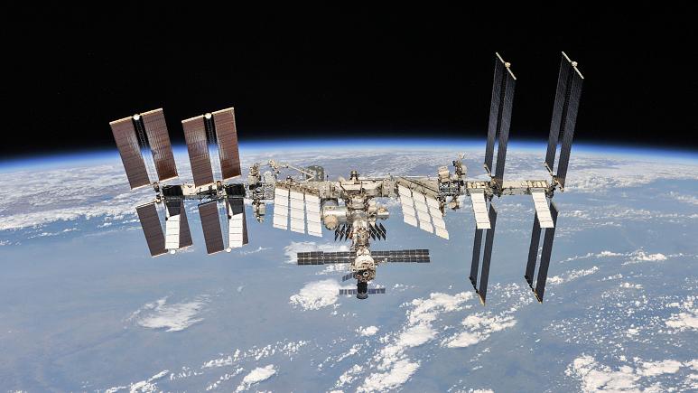 أصبحت محطة الفضاء الدولية التي تتأهب لانضمام رائد الفضاء الفرنسي توما بيسكيه إليه، مختبراً متطوراً لم يشبع الباحثون بعد من دراسة قانون الجاذبية من خلاله