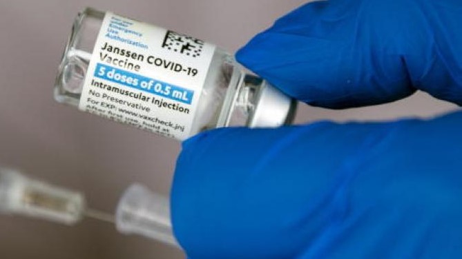 جرعة من لقاح جونسون أند جونسون ضد كورونا