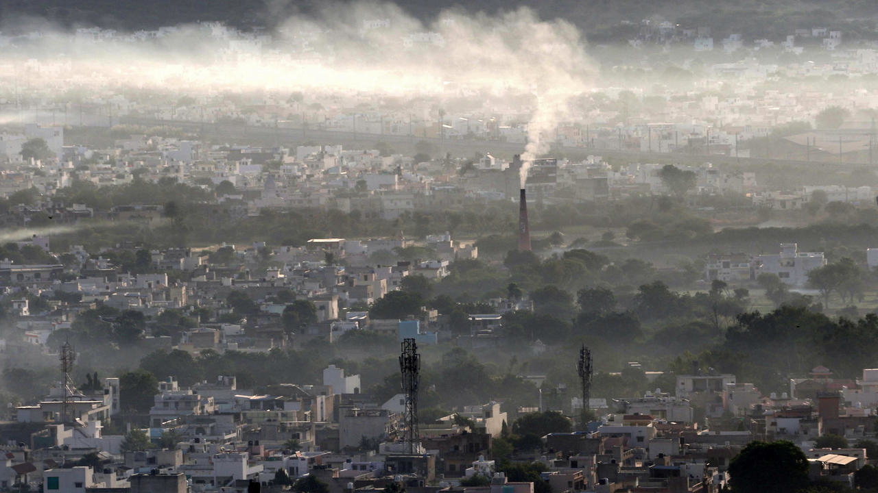 الدخان يتصاعد من مدخنة مصنع في أجمير بشمال الهند في 2 تشرين الثاني/نوفمبر 2020