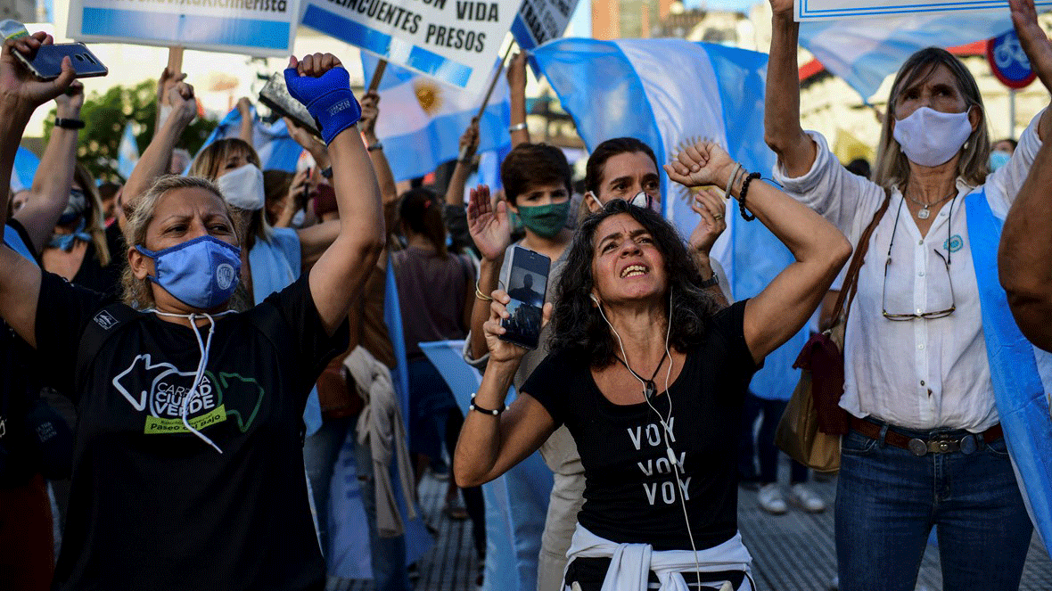 متظاهرون أرجنتينيون يرددون شعارات مناوئة للرئيس