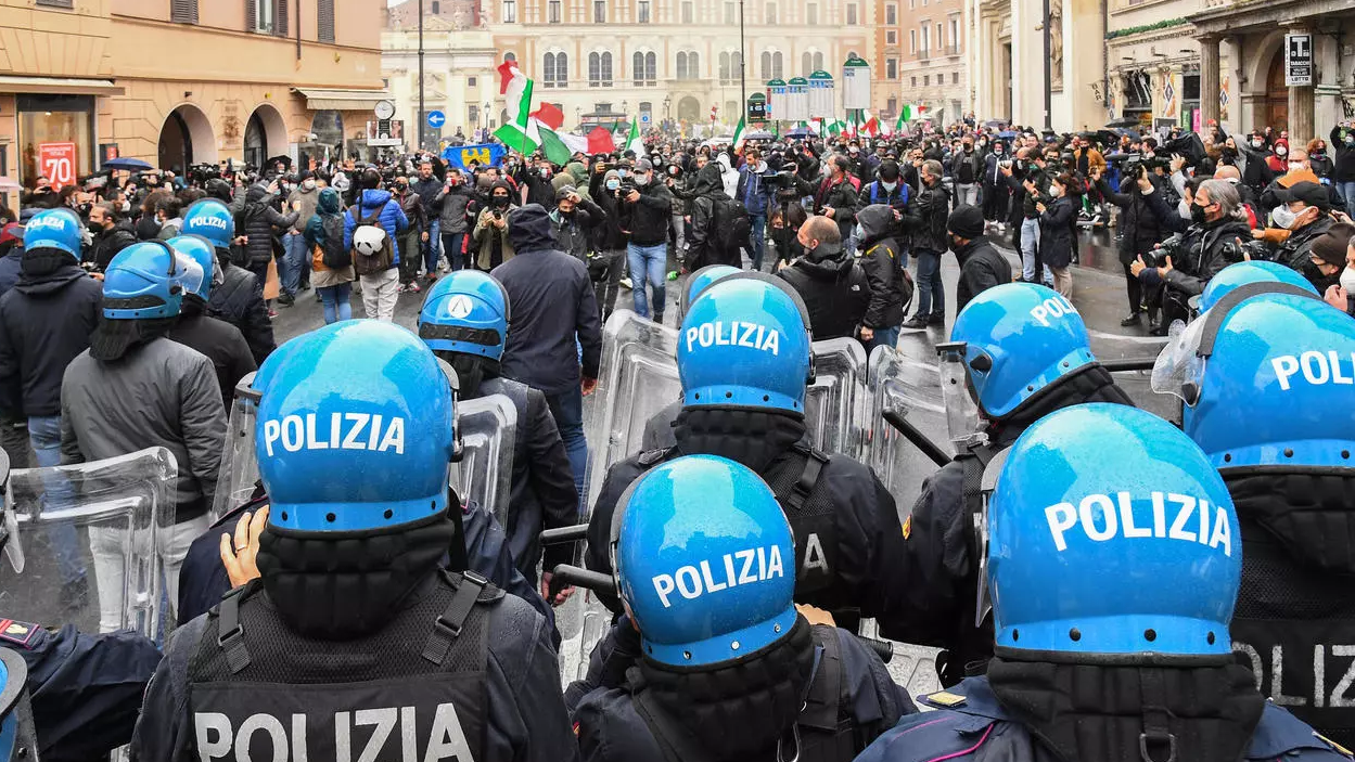الشرطة الايطالية في مواجهة متظاهرين ضد اجراءات الاغلاق