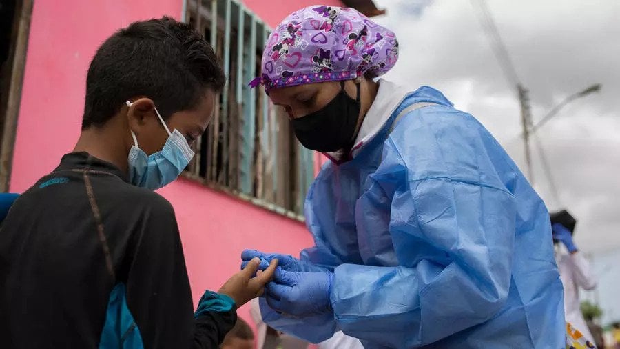 متطوع مع منظمة أطباء بلا حدود يأخذ عينة دم لفحص الملاريا في مدينة برشلونة، بولاية أنزواتيغوي في فنزويلا