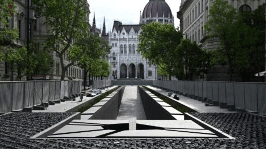 نصب في العاصمة المجرية بودابست في 26 أيار/مايو 2020