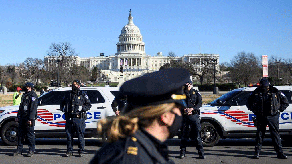 رجال شرطة أمام مبنى الكونغرس في العاصمة واشنطن
