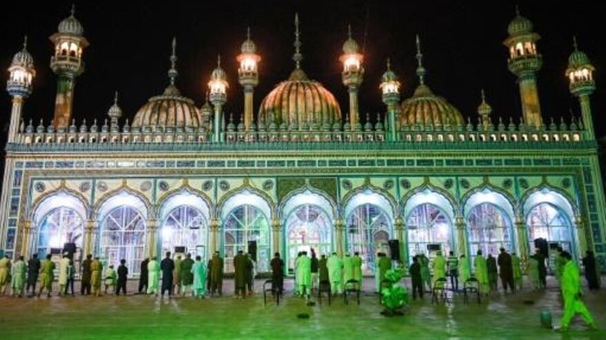 مؤمنون يصلّون في مسجد ماركازيا جاميا في 5 أيار/مايو 2021 في روالبندي في باكستان