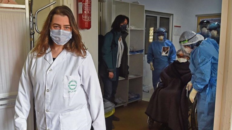 طبيبة تونسية معالجة لمرضى كورونا
