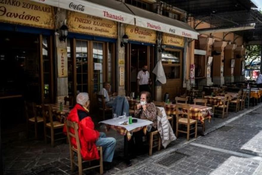  صورة مؤرخة في 3 أيار2021 في أحد المقاهي في ساحة موناستيراكي في أثينا