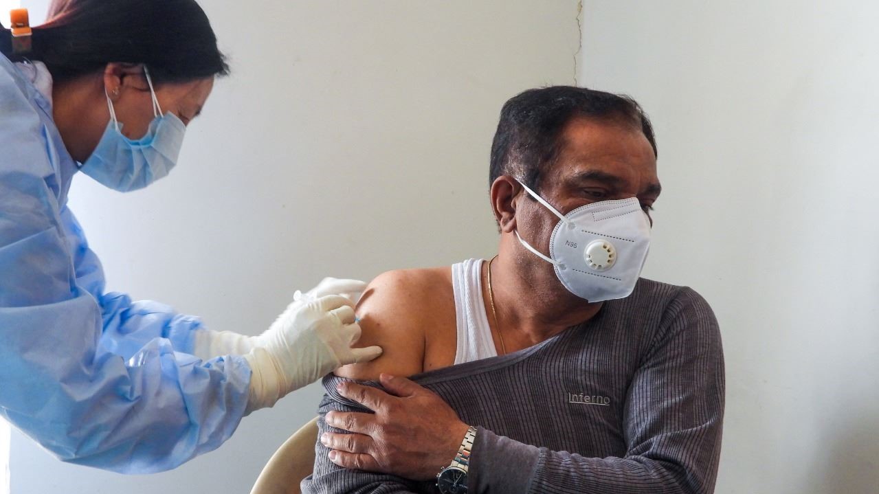 هندي يتلقى لقاحًا في أحد المراكز الصحية الخميس