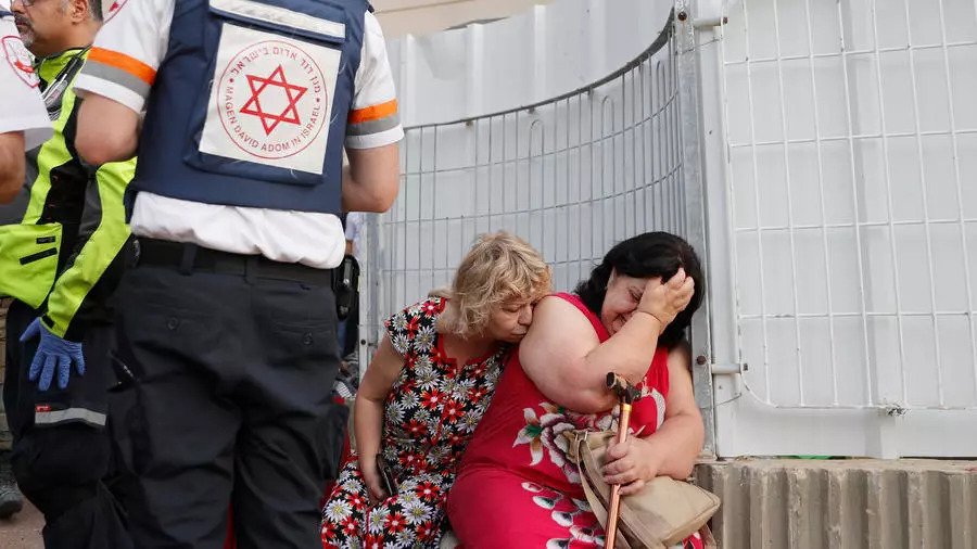 فريق اسعاف يساعد سكانا في مدينة عسقلان الاسرائيلية قرب قطاع غزة في 11 مايو 2021
