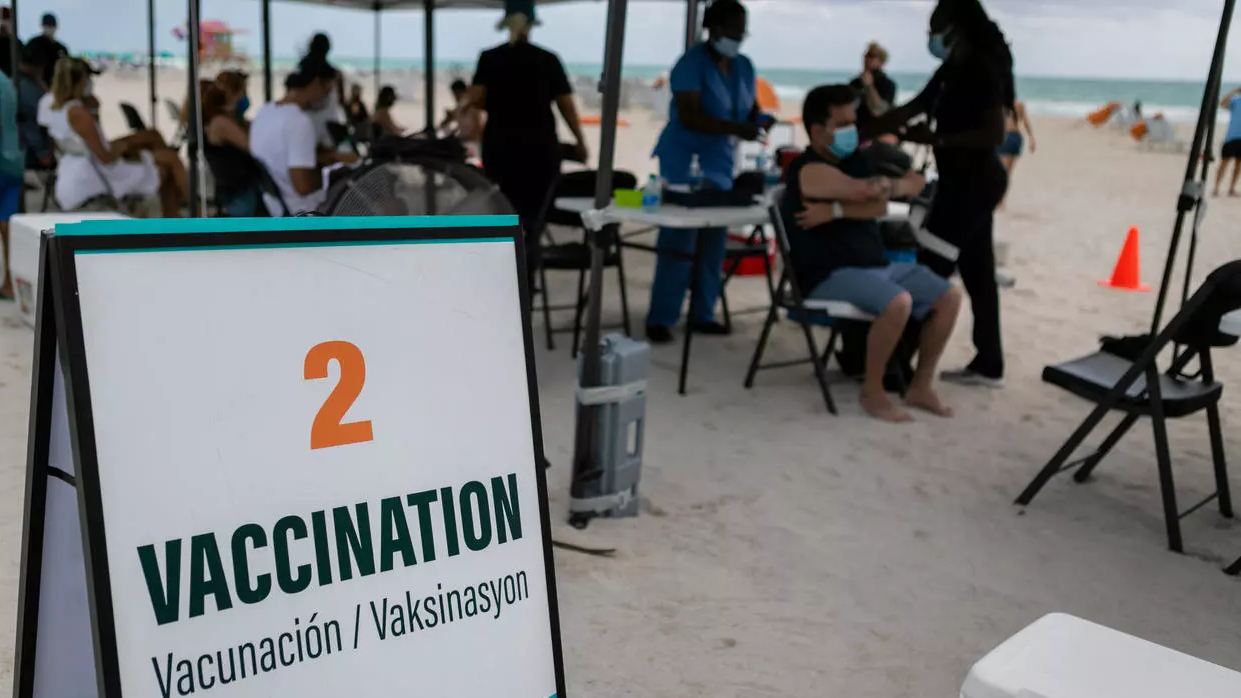 ركز تطعيم مؤقت ضد كوفيد على أحد الشواطئ في ولاية فلوريدا الأميركية