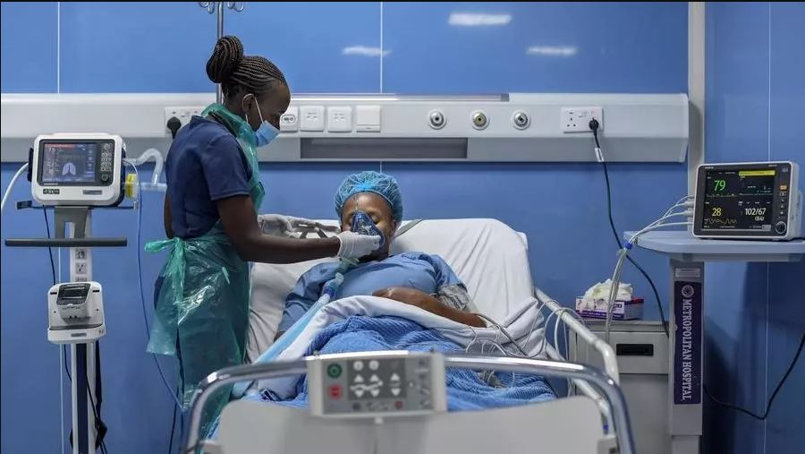 ممرضة تختبر نظام التزود بالاكسيجين في وحدة العناية المركزة بمسشفى ميتروبوليتان في نيروبي، في 5 أيار/مايو 2021