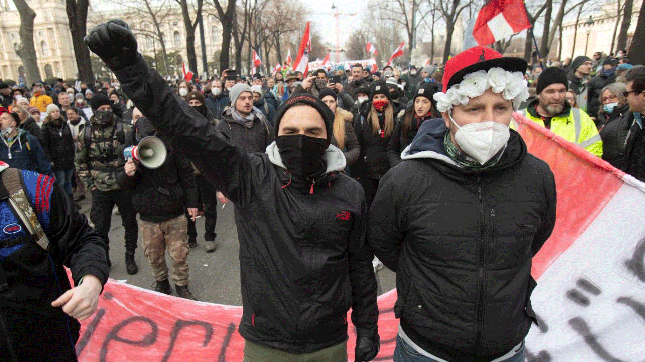 متظاهرون في فيينا احتجاجاً على قيود كورونا في 31 كانون الثاني/يناير 2021