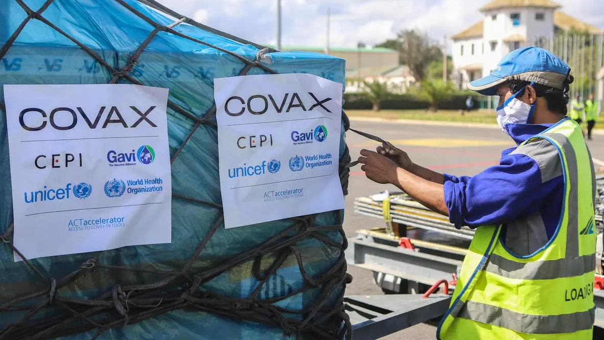 جرعات من لقاحات استرازينيكا المضادة لفيروس كورونا تصل إلى مطار ايفاتو الدولي في مدغشقر
