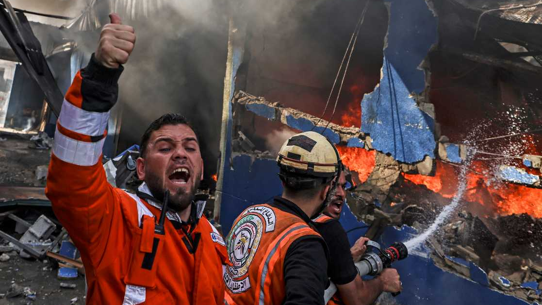 عمال إغاثة وإطفاء في غزة خلال القصف الإسرائيلي