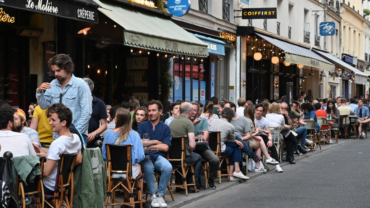 من زمن ما قبل كورونا: رواد مجموعة من المقاهي في العاصمة باريس