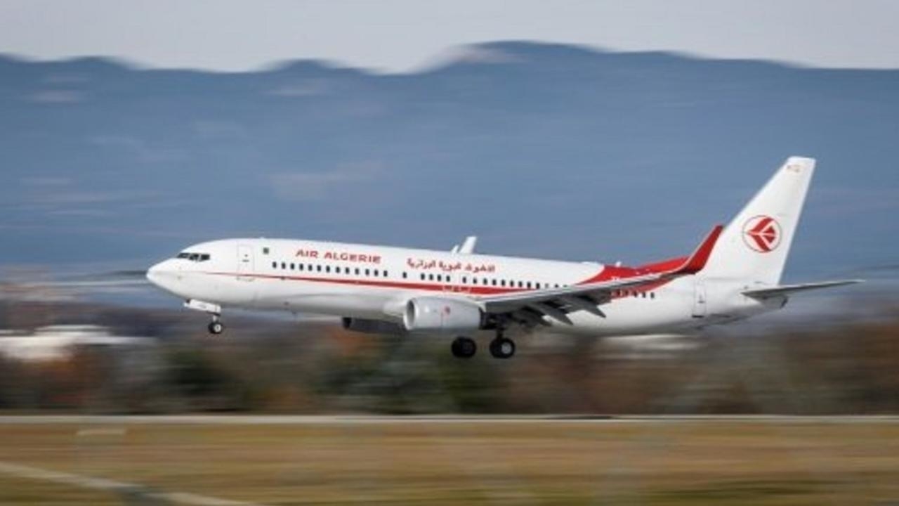 طائرة بوينغ 737-8 دي 6 تابعة للخطوط الجوية الجزائرية تهبط في مطار جنيف في 20 تشرين الثاني/نوفمبر 2017