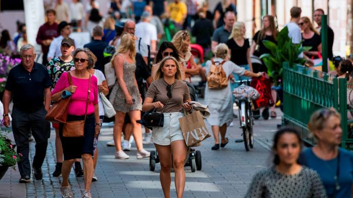 شارع مزدحم في ستوكهولم حيث تندر الكمامات الواقية