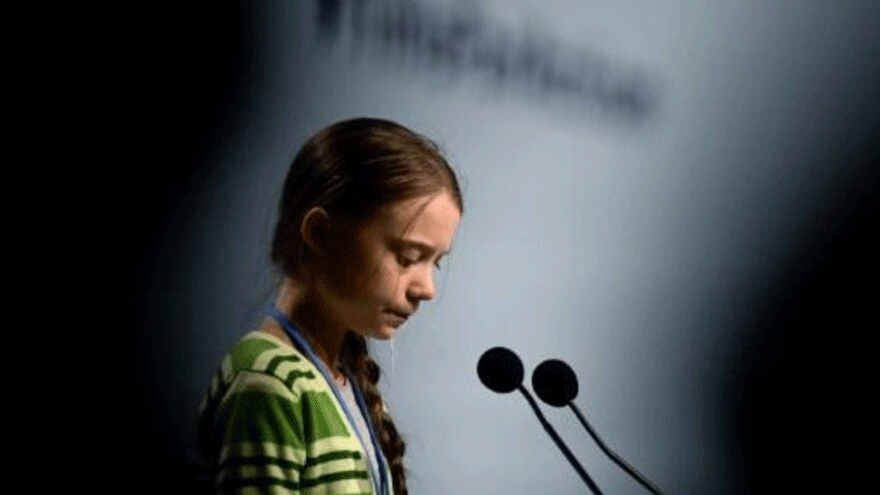  الناشطة السويدية من اجل المناخ غريتا تونبرغ تلقي خطابا خلال مؤتمر الامم المتحدة حول المناخ في مدريد في 11 كانون الاول/ديسمبر 2019