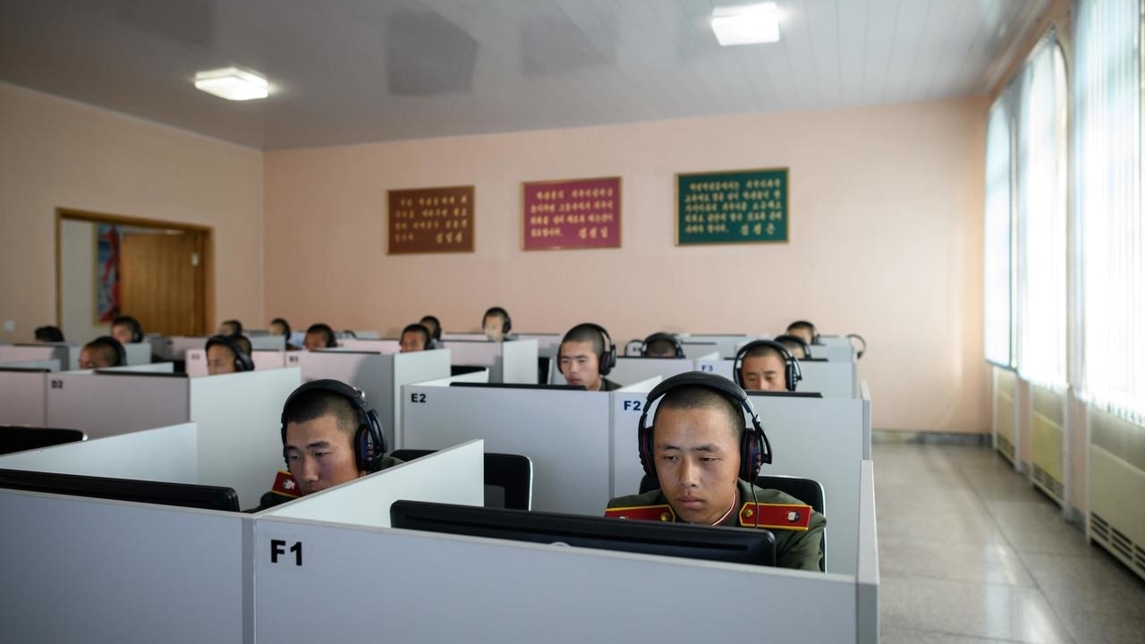 صورة من ارشيف 14 حزيران/يونيو 2018 تظهر طلابا يرتدون زي الجيش الكوري الشمالي جالسين أمام شاشات الكبميوتر خلال حصة في جامعة مانغيونغداي الثورية قرب بيونغ يانغ