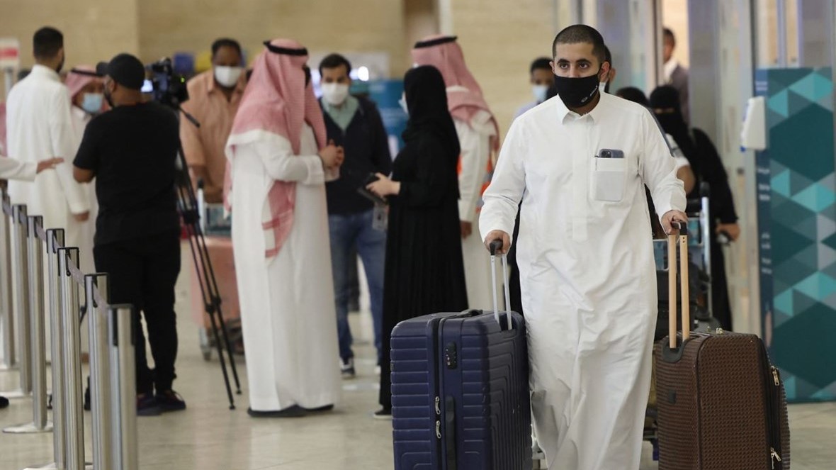 مسافرون سعوديون لدى وصولهم إلى مطار الملك خالد الدولي في الرياض في 17 مايو 2021
