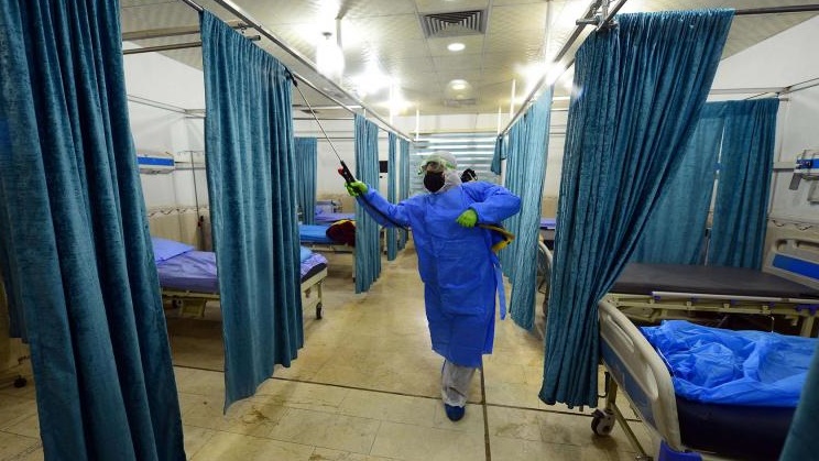 عامل في القطاع الصحي في احدى المستشفيات العراقية