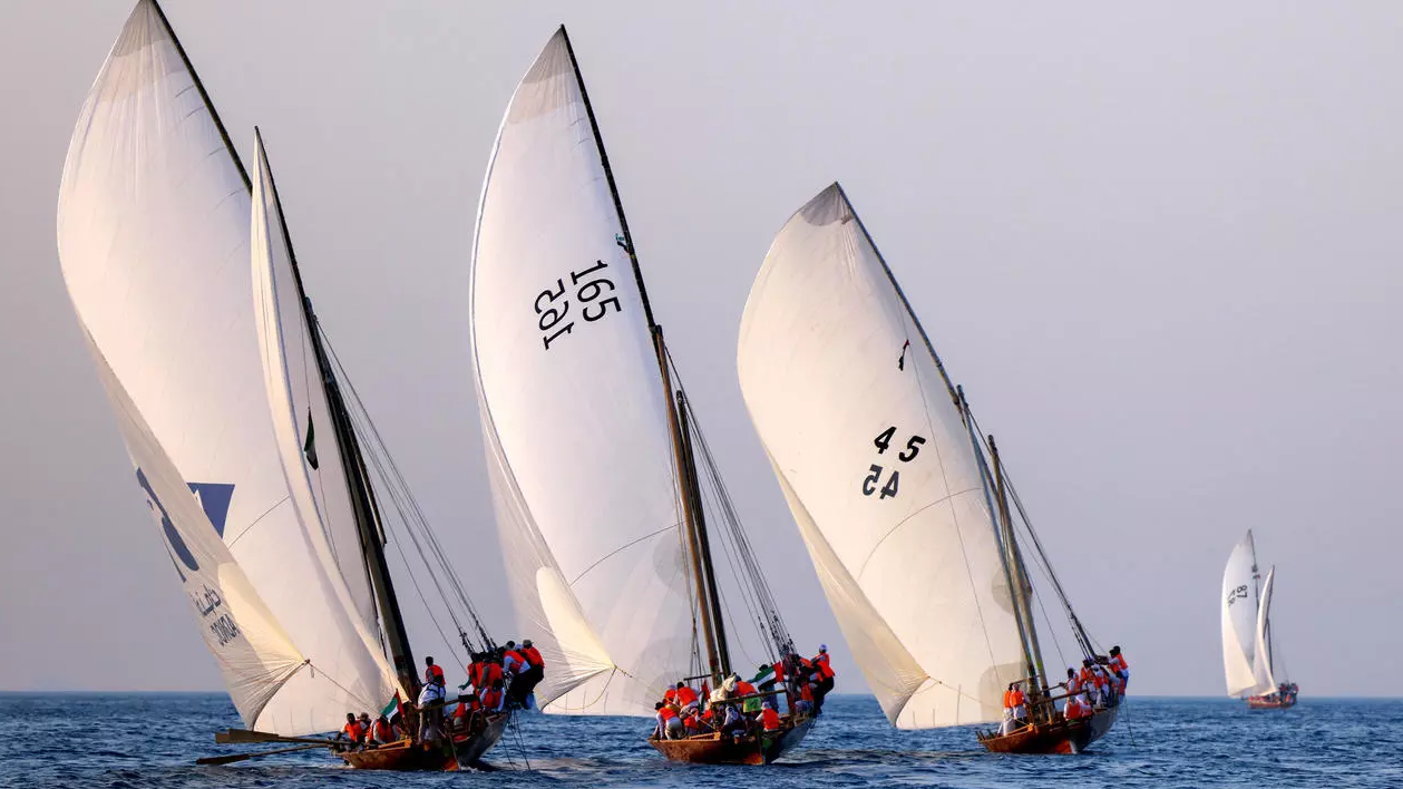 قوارب شراعية خلال سباق قرب أبوظبي 