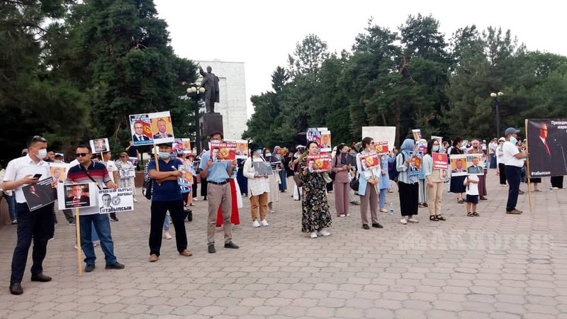 محتجون يرفعون صور الأستاذ المفقود أورهان إيناندي في بشكيك بحسب وكالة الأنباء القرغيزية الرسمية 