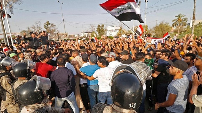 متظاهرو الاحتجاجات الشعبية في محافظة البصرة العراقية الجنوبية