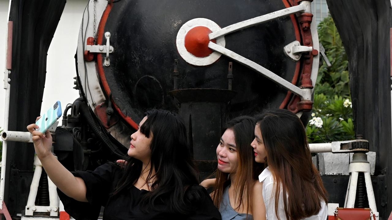 مقهى في كمبوديا يستقطب هواة صور السيلفي ومحبي السفر بالقطار