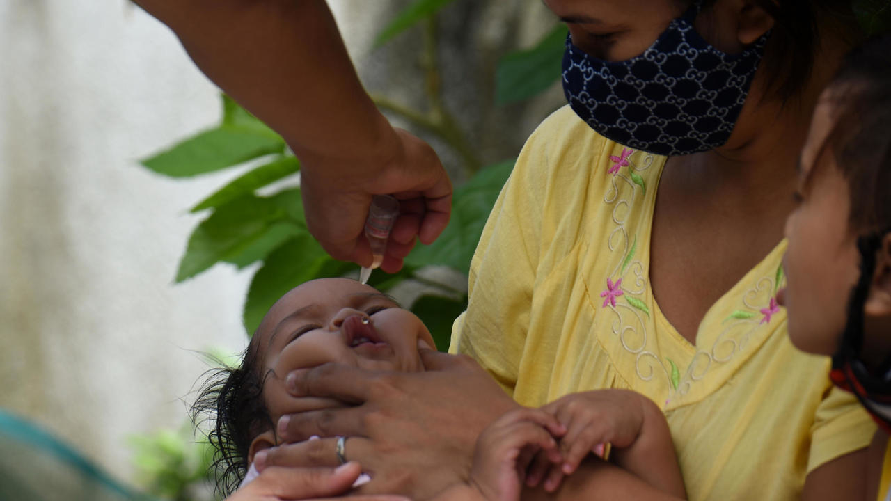 من حملات التطعيم ضد شلل الأطفال في سان خوسيه دل مونت، في الفيليبين، في 21 أيلول/سبتمبر 2020
