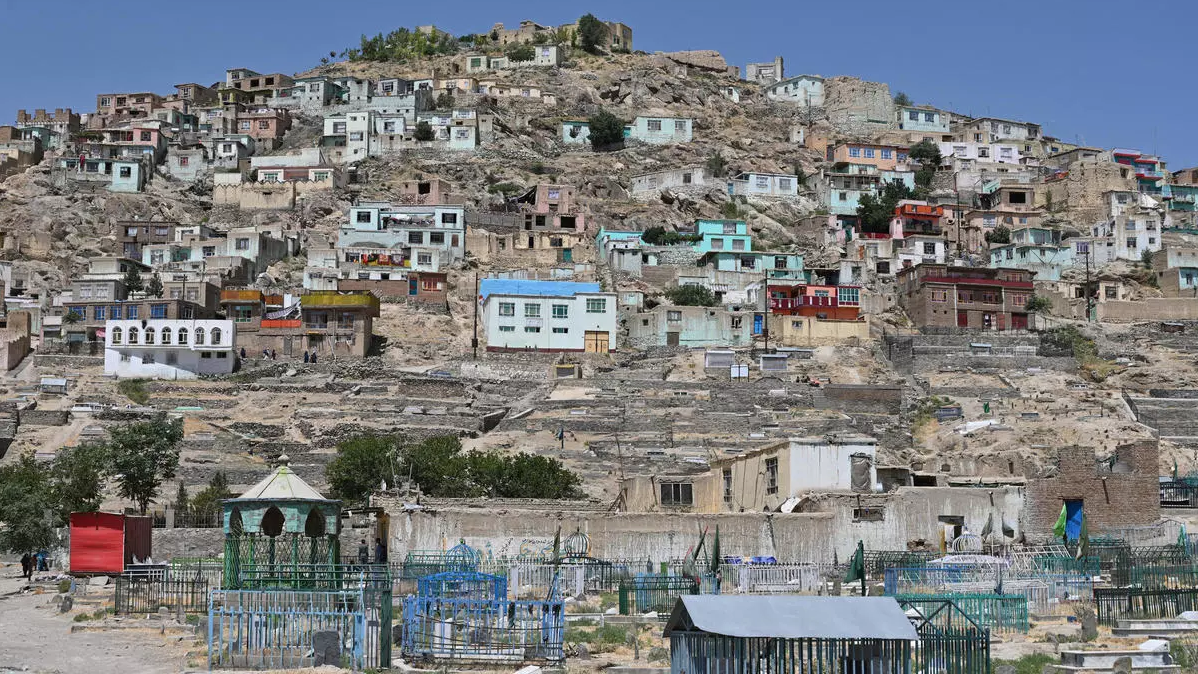 منازل على منحدر تل تطل على مقبرة في كابول