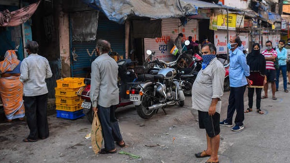 متسوقون يلتزمون التباعد الاجتماعي في أحدث أسواق بومباي