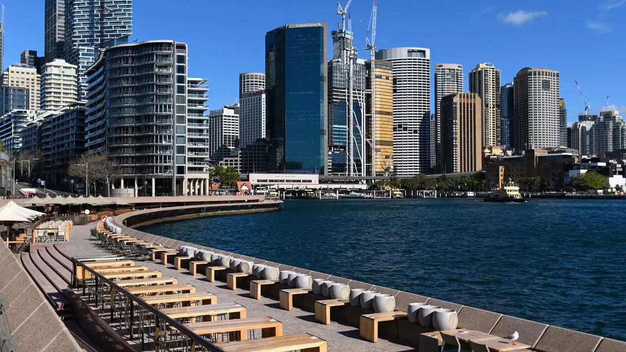 الواجهة البحرية في سيدني خالية بعد الاعلان عن اغلاق تام في المدينة التي تشهد ارتفاعا في الإصابات بفيروس كورونا في 26 حزيران/يونيو 2021 