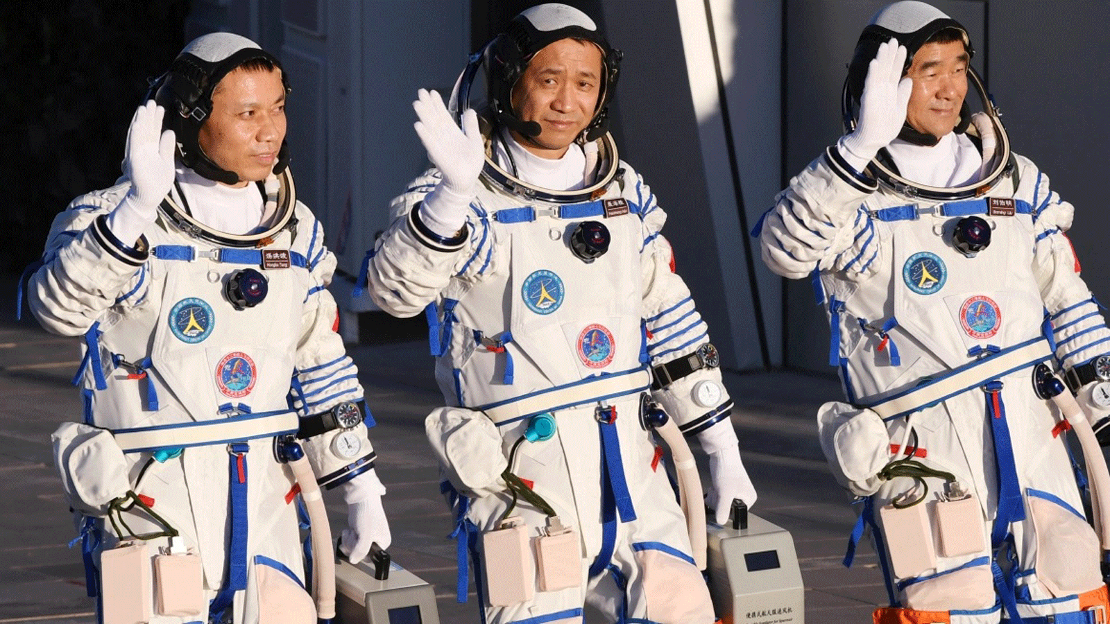رواد الفضاء تانغ هونغبو، إلى اليسار، وني هاي شنغ، في الوسط، وموجة ليو بومينغ خلال حفل المغادرة قبيل صعودهم إلى المركبة الفضائية شنتشو -12 على متن صاروخ حامل من طراز لونج مارش -2F في مركز جيوتشيوان لإطلاق الأقمار الصناعية في صحراء جوبي في شمال غرب الصين