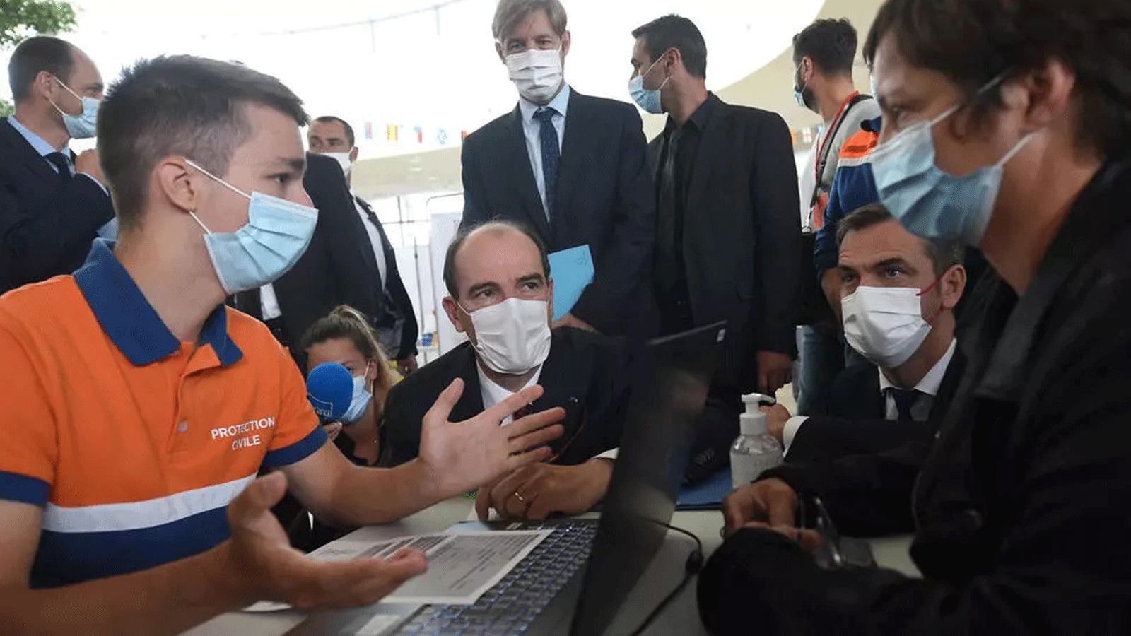 رئيس الوزراء الفرنسي جان كاستكس ووزير الصحة أوليفييه فيران يزوران جنوب غرب فرنسا التي تضررت بشدة من متغير دلتا التاجي. في 24 حزيران/ يونيو 2021