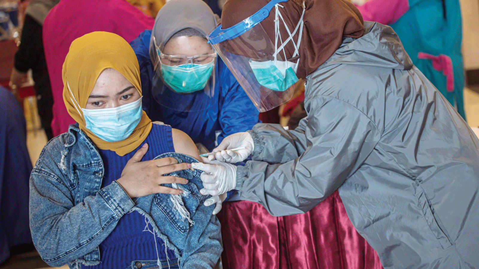 الطاقم الطبي يعطي اللقاحات ضد COVID-19 في مدينة سورابايا في إندونيسيا
