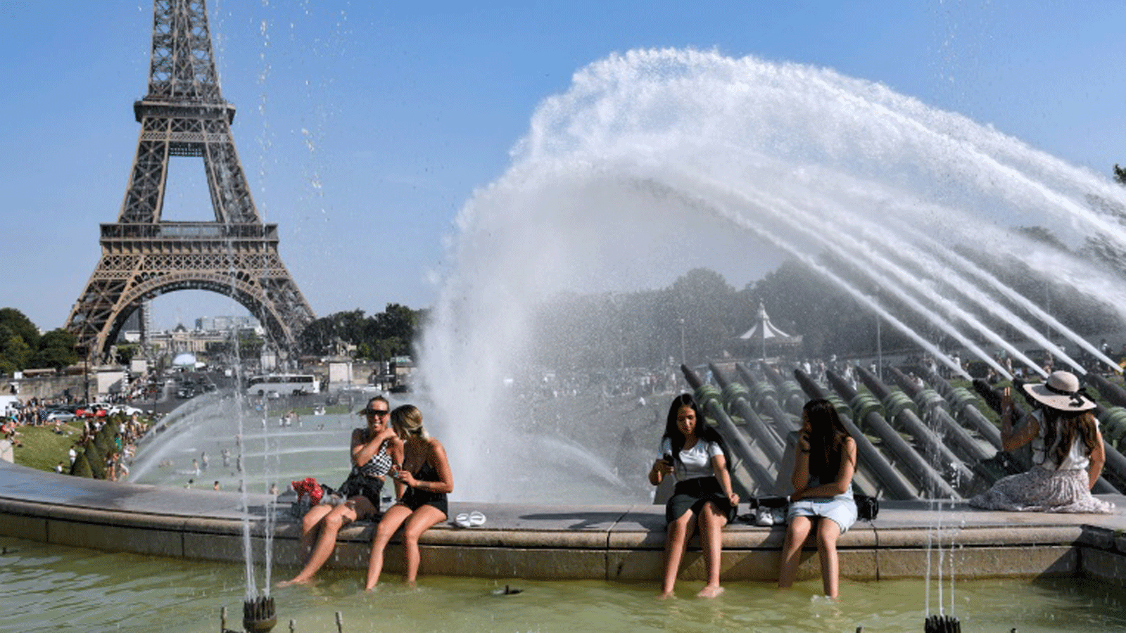 خلال موجة حرّ في ساحة تروكاديرو في باريس في 23 تموز/يوليو 2019