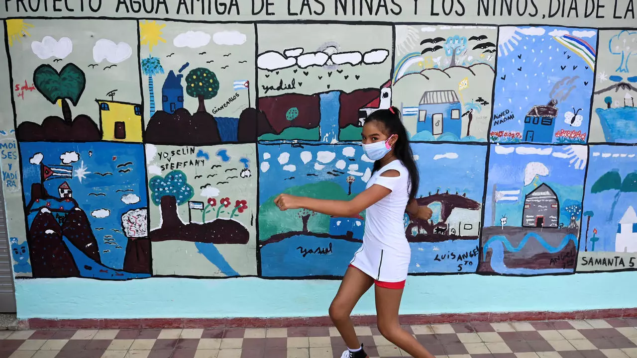 الكوبية جوزلين نوبريغا (11 عاماً) المصابة بإعاقة تصل إلى مدرستها في هافانا