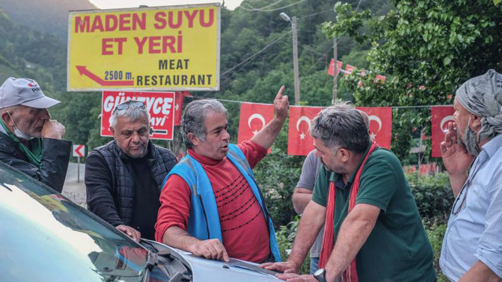 قرويون يتجادلون مع رئيس موقع عمل محجر في إيكيزدير في مقاطعة ريزي في منطقة البحر الأسود في تركيا.