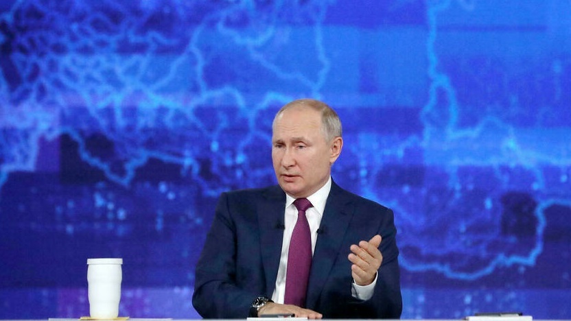 الرئيس الروسي فلاديمير بوتين أثناء حلقة تلفزيونية سنوية يجيب خلالها على أسئلة مواطنيه في موسكو في 30 حزيران/يونيو 2021 