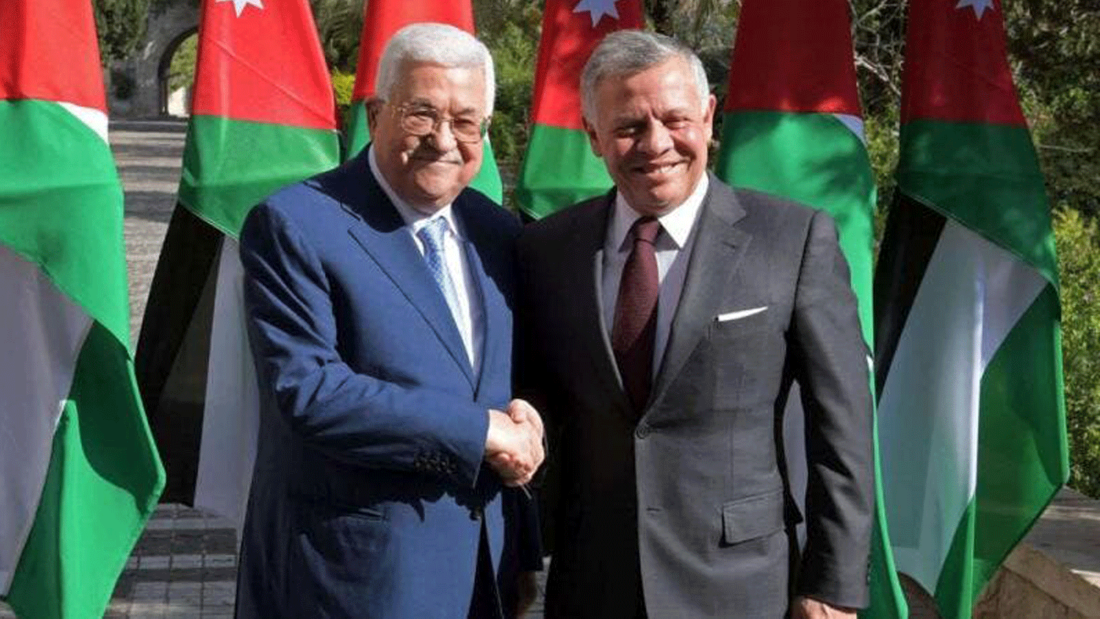 العاهل الأردني الملك عبد الله الثاني (إلى اليمين) والرئيس الفلسطيني محمود عباس في عمان يوم 18 كانون الأول/ ديسمبر 2020.