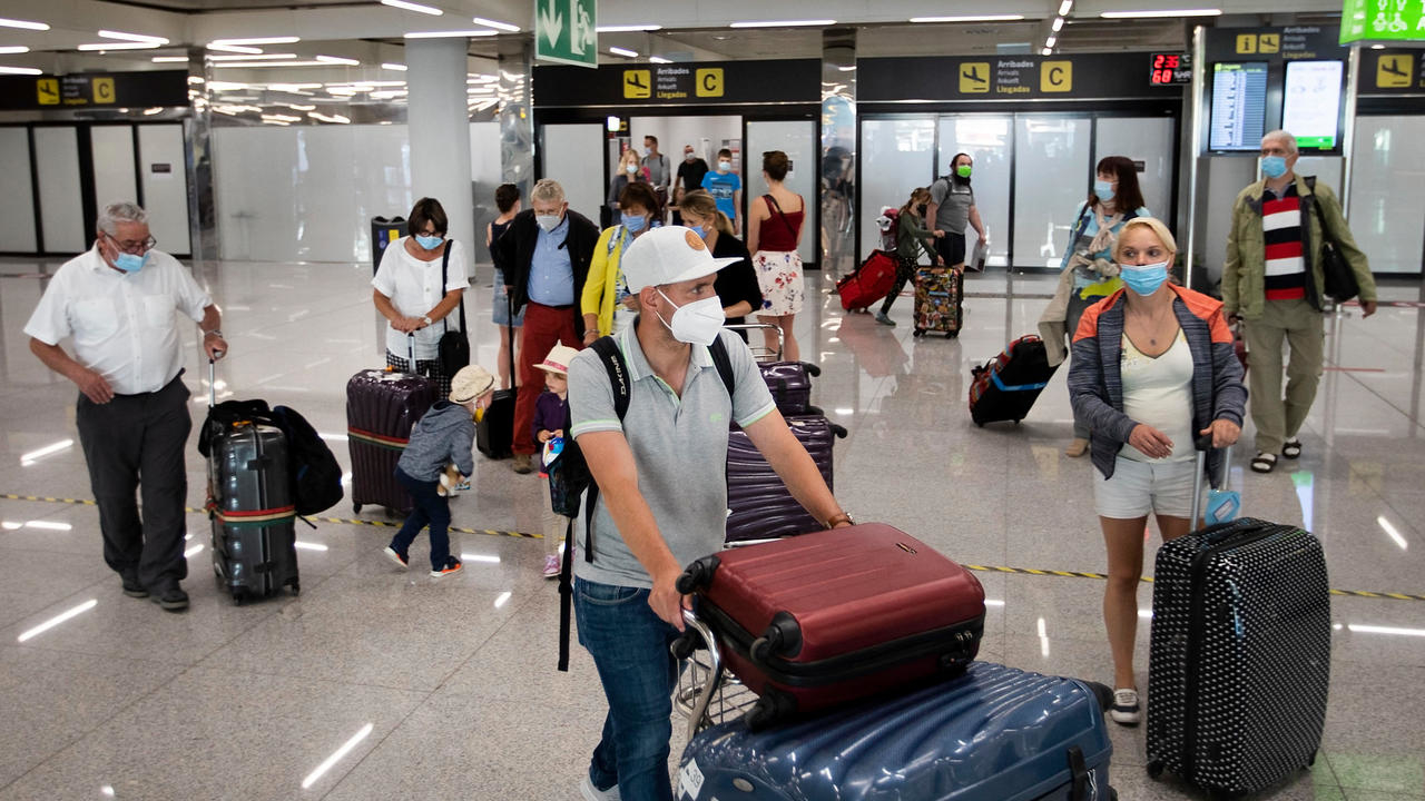 سياح يصلون إلى مطار بالما في جزيرة مايوركا في 28 يونيو 2021