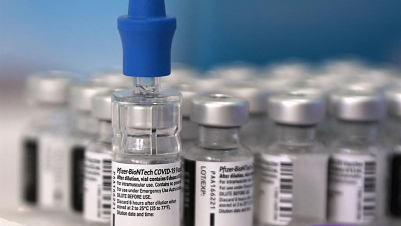 تعبئة جرعات من لقاح فايزر-بيونتيك المضاد لفيروس كورونا