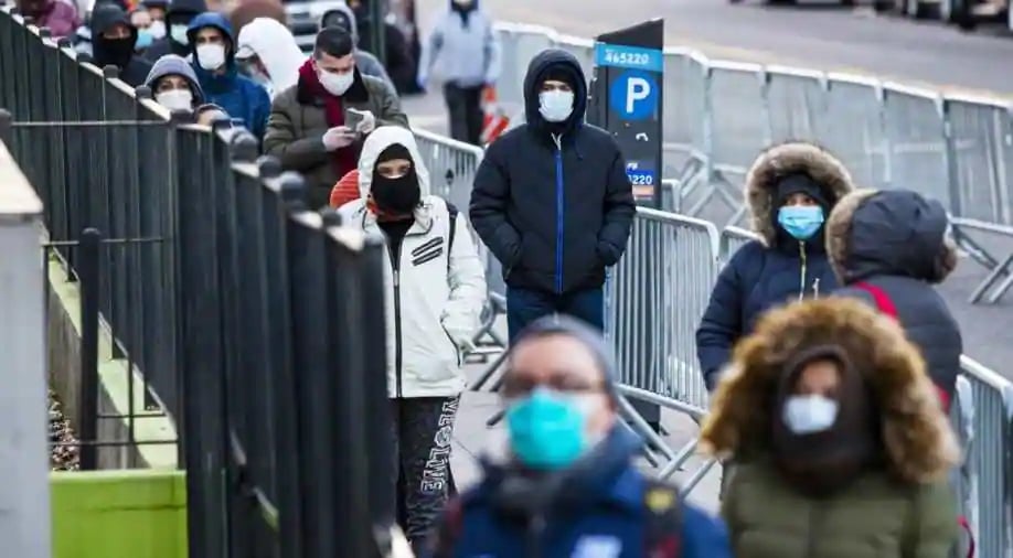 أوروبيون يسيرون بقناع الوجه. بروكسل، بلجيكا، 15 حزيران/ يونيو 2021
