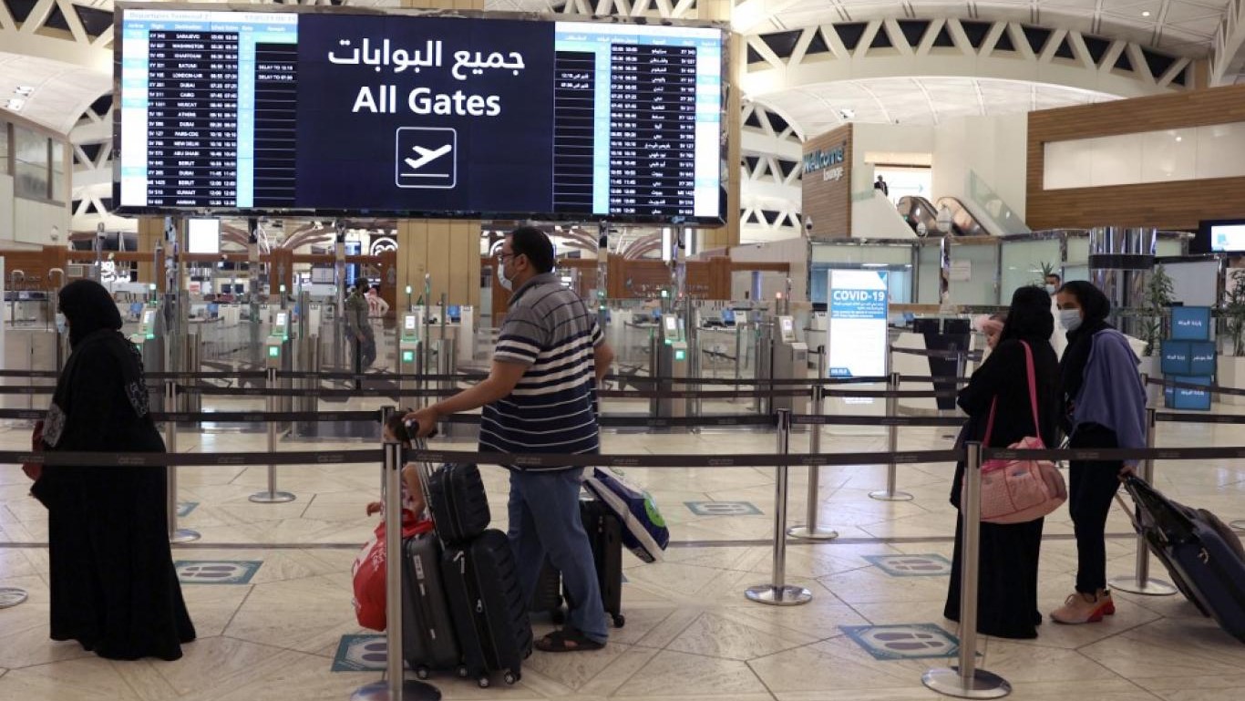 مسافرون يغادرون السعودية عبر مطار الملك خالد الدولي في الرياض