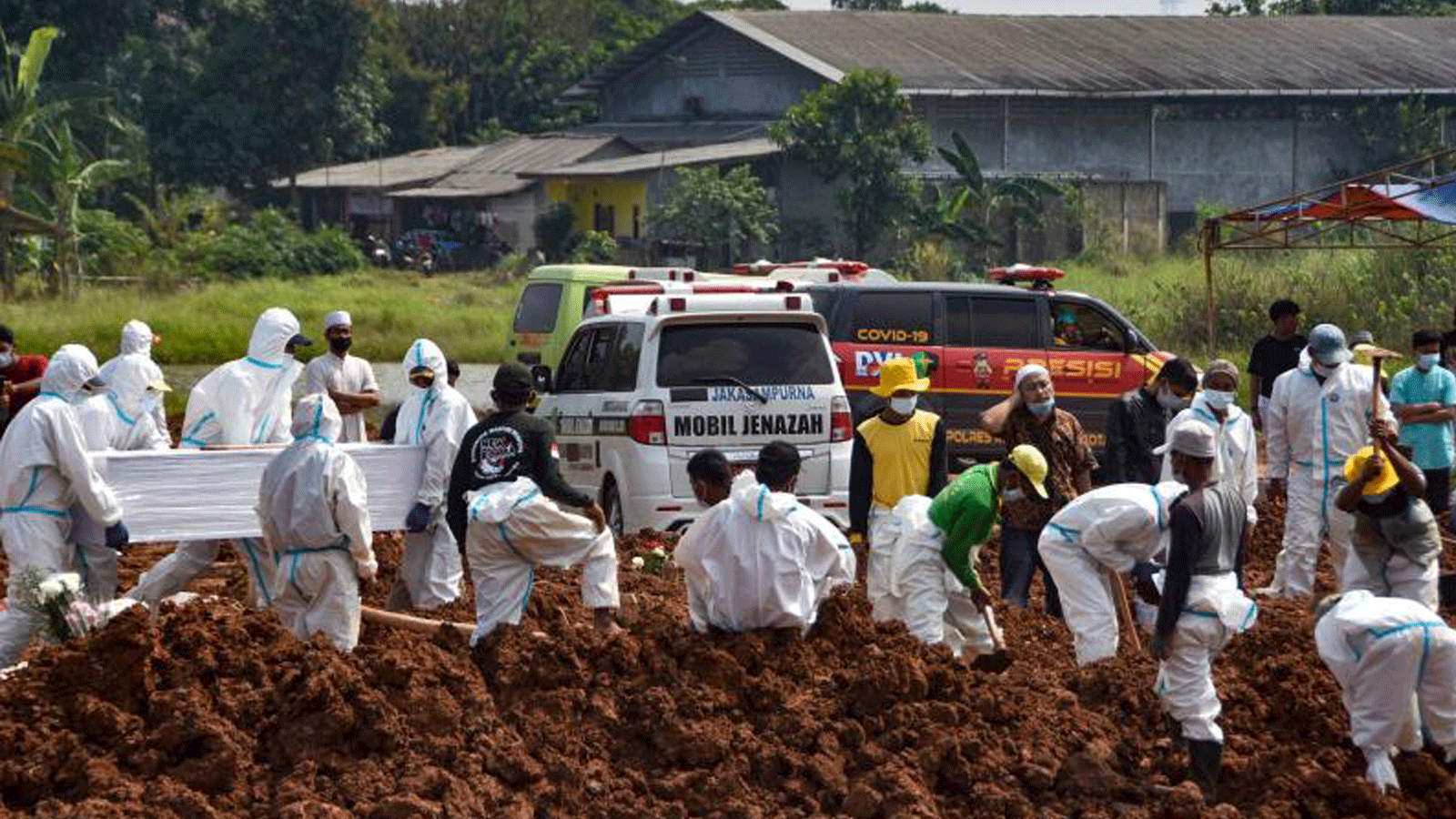 عمال يدفنون جثث ضحايا فيروس كورونا Covid-19 في مقبرة بيدورينان العامة في بيكاسي، جاوة الغربية، يوم الأربعاء 7 تموز/ يوليو 2021