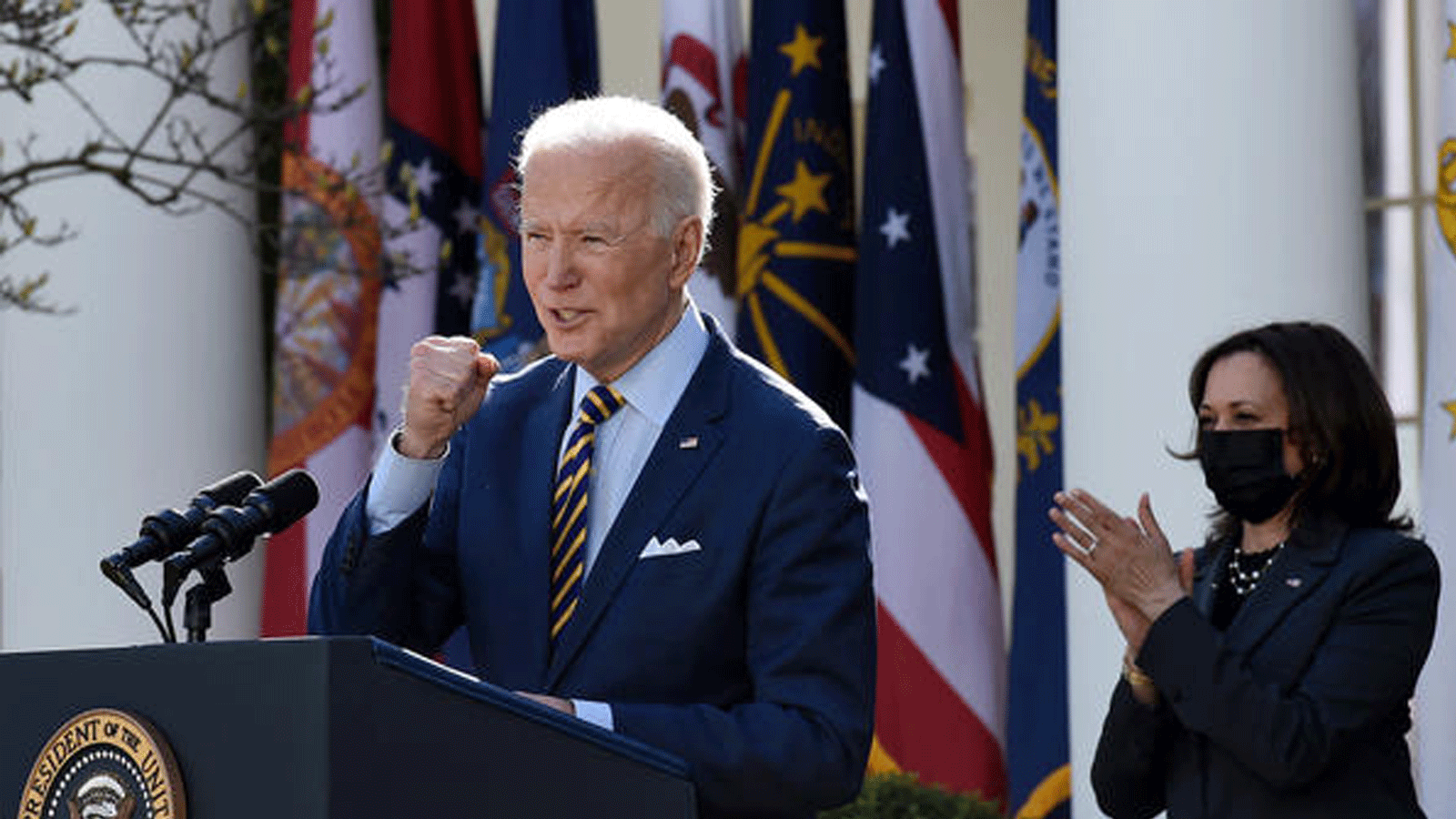 الرئيس بايدن ، ونائب الرئيس هاريس خلفه ، يتحدث عن خطة الإنقاذ الأمريكية في حديقة الورود بالبيت الأبيض يوم الجمعة 12 آذار/ مارس 2021
