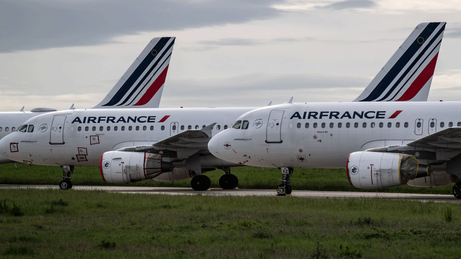 طائرات الخطوط الجوية الفرنسية متوقفة على مدرج مطار شارل ديغول في رواسي، فرنسا، 30 نيسان/أبريل 2020