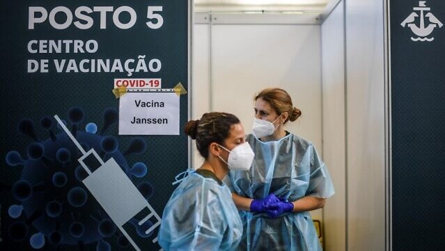 يستعد عمال الرعاية الصحية لإعطاء لقاحات ضد كورونا في مركز تطعيم في لشبونة في 2 يوليو 2021
